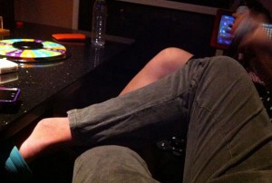 上海中档酒吧ktv招聘包厢气氛组,中午管饭吗？