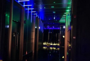 杭州富阳区场口镇附近酒吧招聘包厢气氛租,是当天上班当天发薪吗？