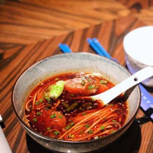 上海给小费多的夜场ktv招聘包厢陪唱,夜场上班适合穿黑色衣服吗？