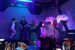 上海高端酒吧ktv招聘包厢陪唱,是否可以接受调休或者请假？