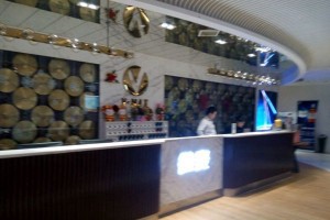 上海虹口区曲阳路街道附近酒吧招聘包厢管家,上班需要喝酒吗？