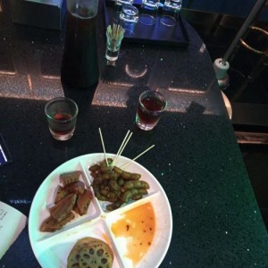 上海上班轻松的ktv招聘包厢服务员,薪资待遇包括基本工资外还有其他福利吗？