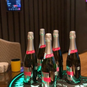 杭州拱墅区和睦街道附近酒吧招聘包厢气氛租,全职上班收入多少